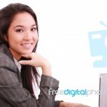 woman_working_on_laptop