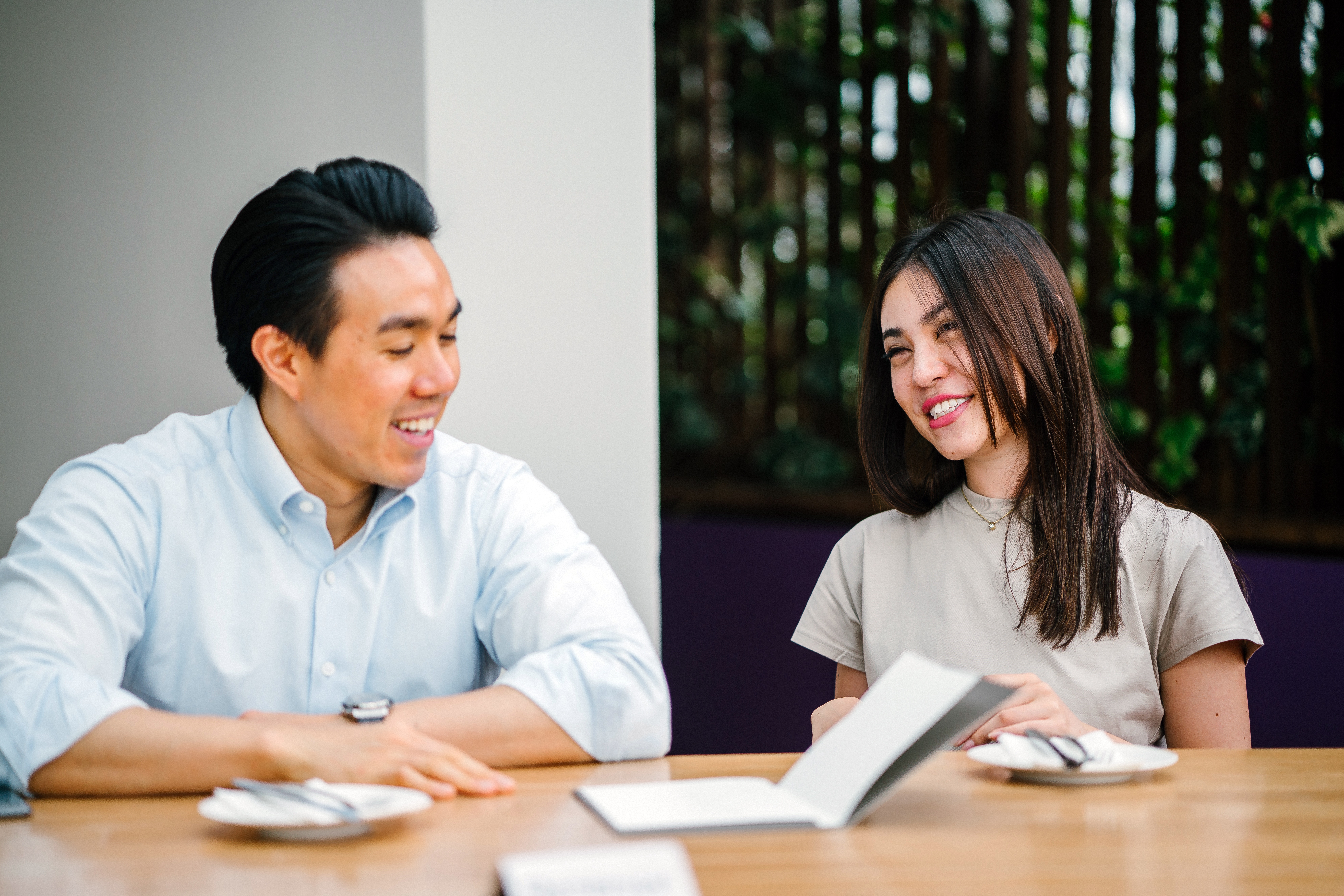 2 employees meeting