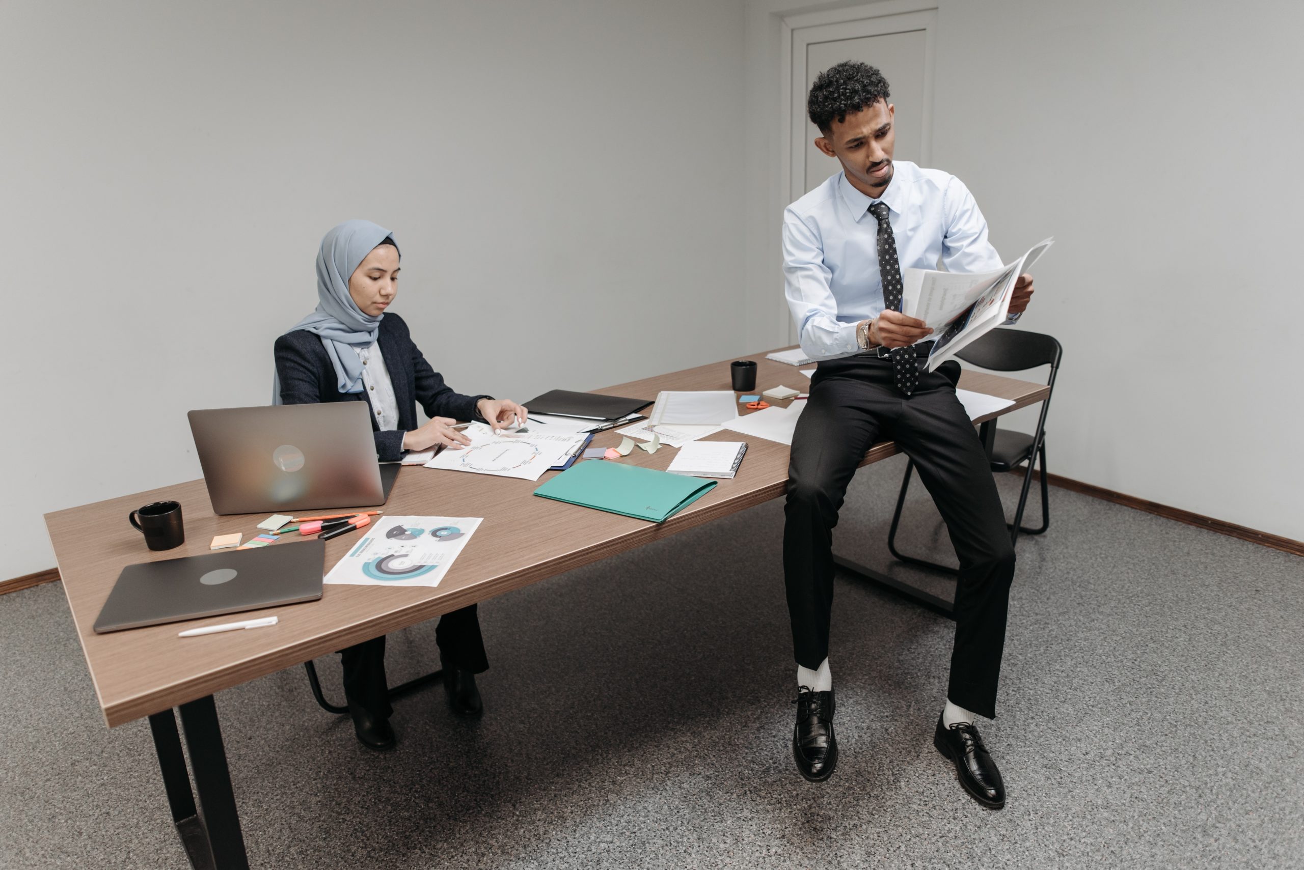 2 employees discussing work