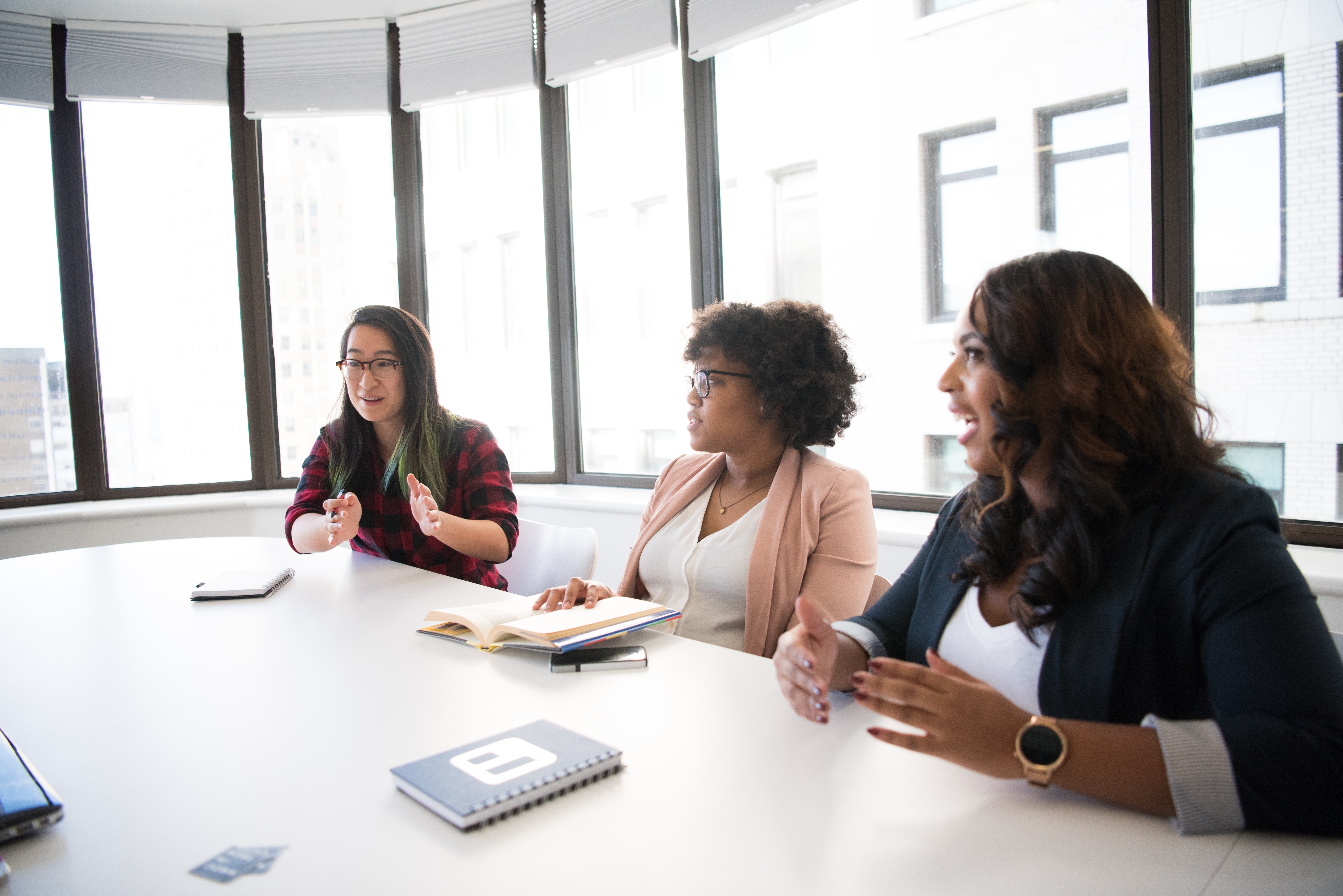 3 women in a meeting