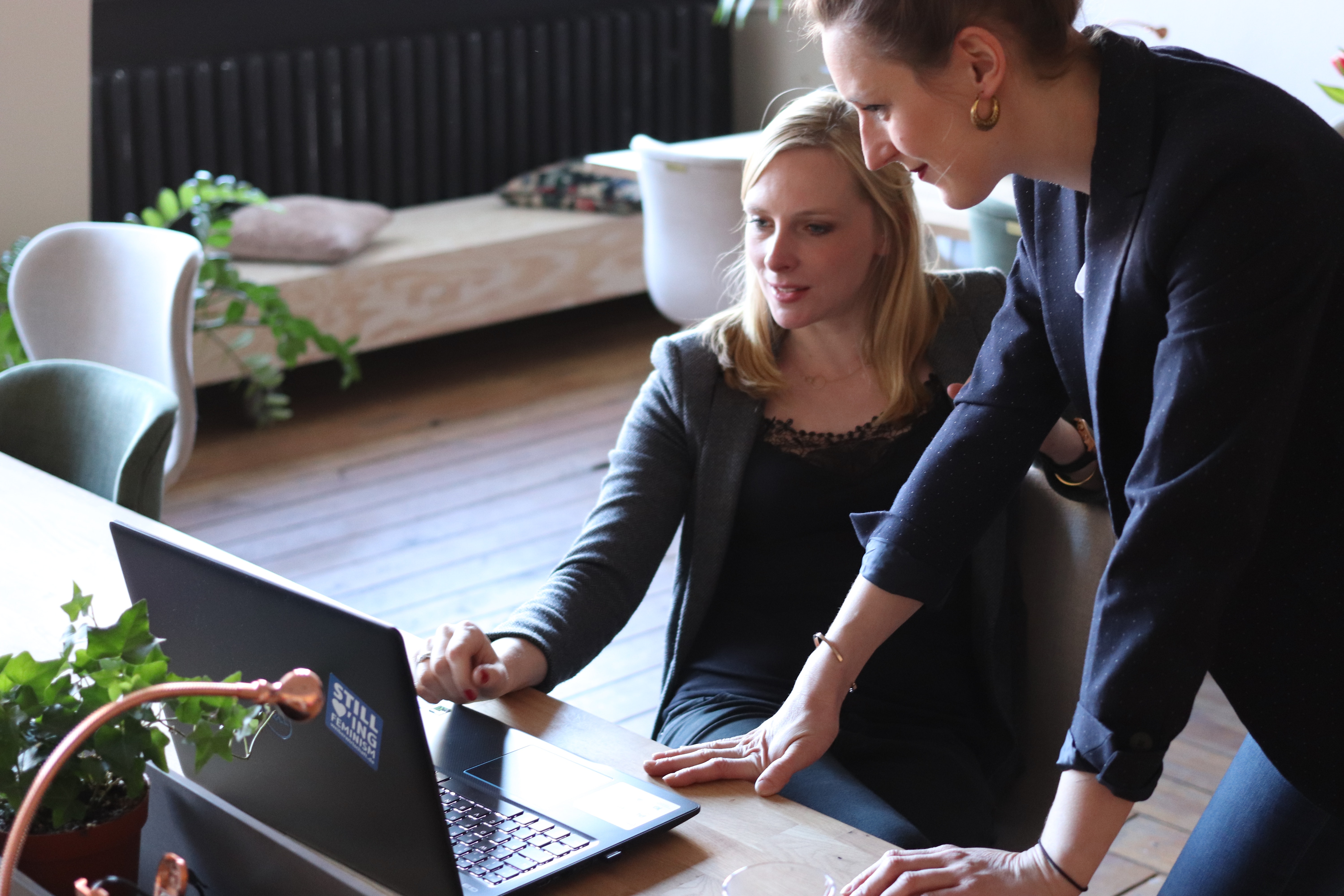 woman employer advising